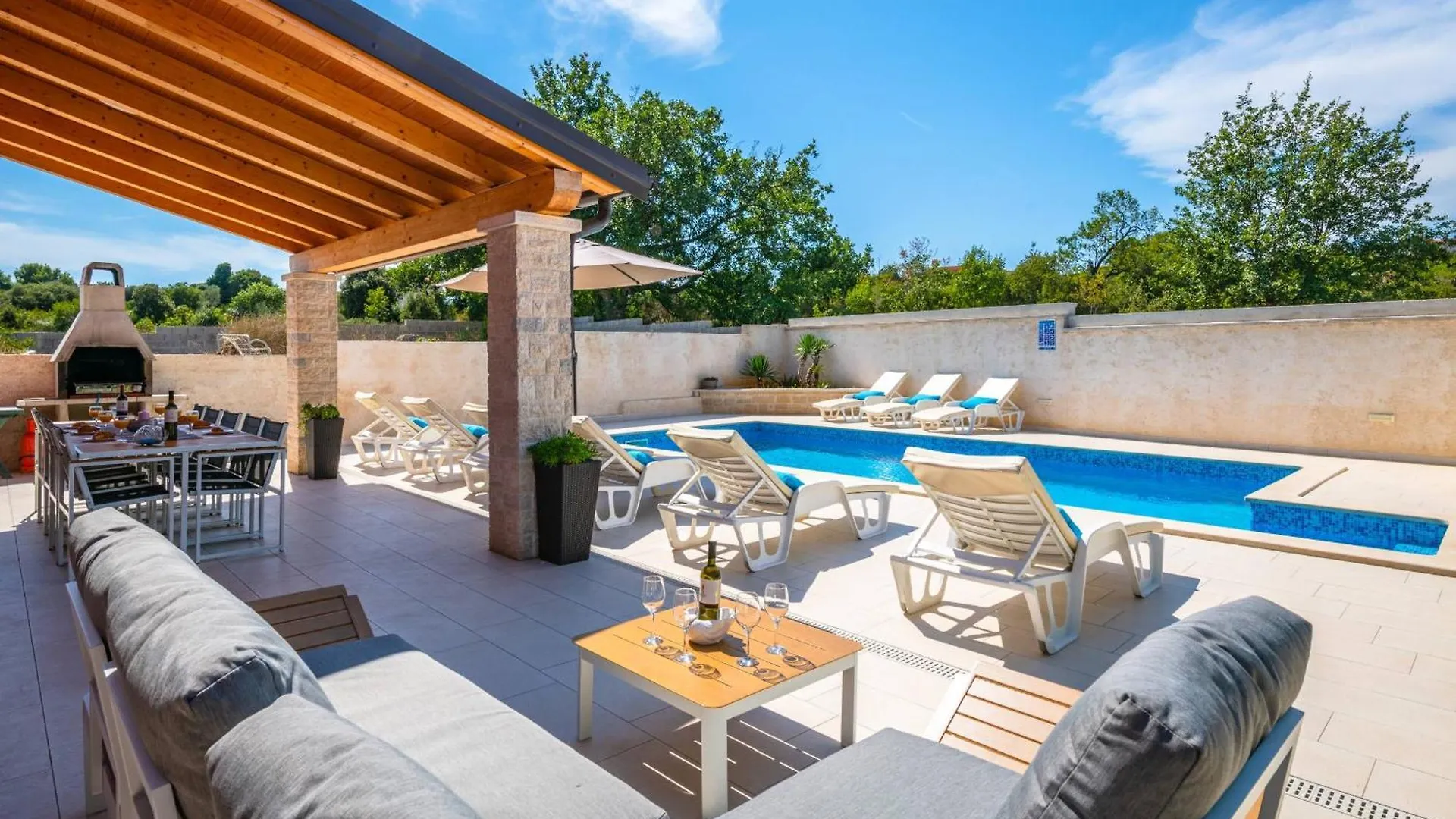 Family Villa Nicole Pula 0*,  Croatia